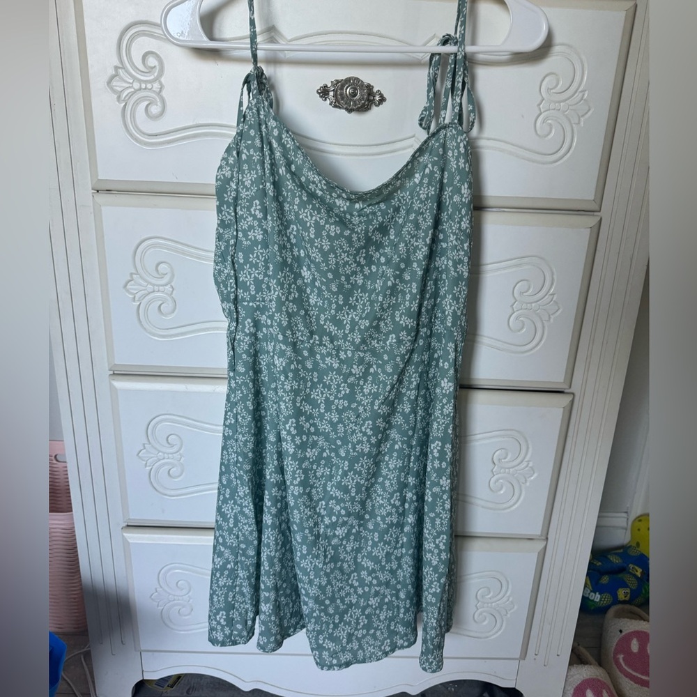 Loose fitting spring time dress! (Worn once//perfect condition)